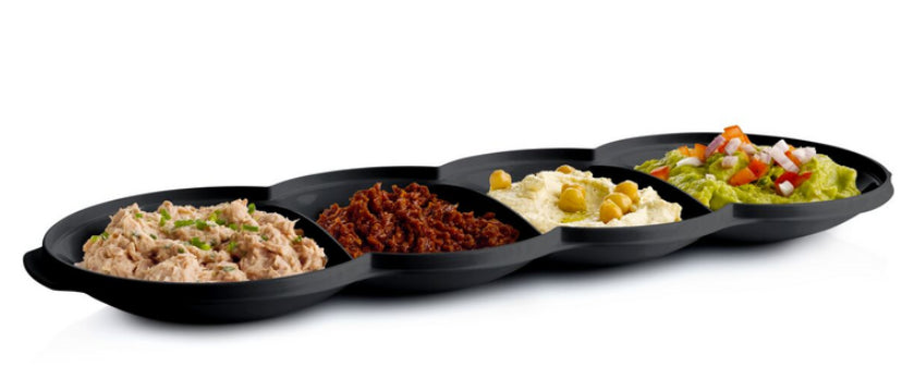 Zwart vierdelig dienblad met diverse dips en snacks, perfect voor feestjes en bijeenkomsten.