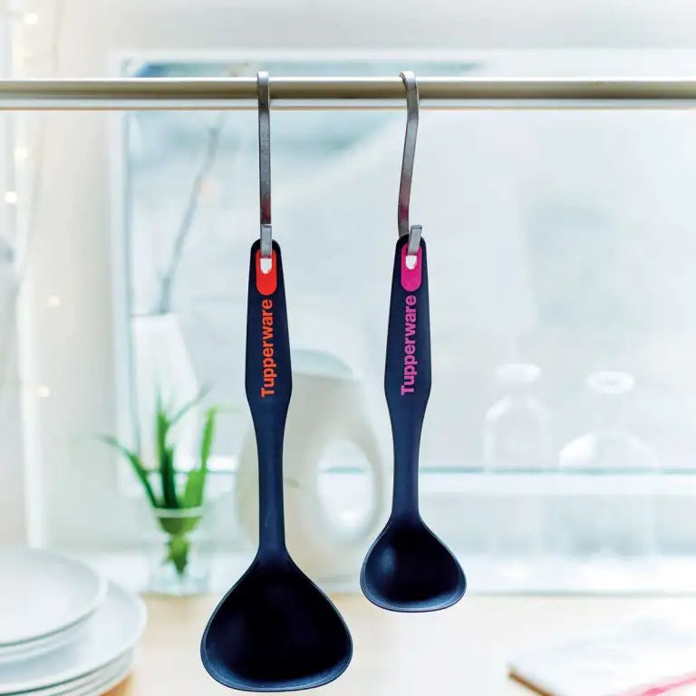 Tupperware keukenspatels hangend in moderne keuken, perfect voor culinaire avonturen
