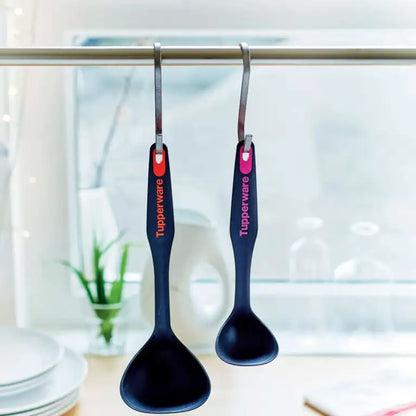 Tupperware keukenspatels hangend in moderne keuken, perfect voor culinaire avonturen