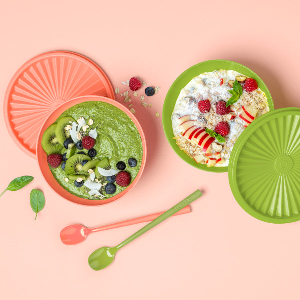 Kleurrijke smoothie- en yoghurtbowl met fruit en noten, perfect voor gezonde keukentools