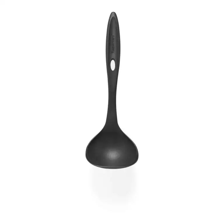 Zwarte keukenlepel met comfortabele greep, ideaal voor koken en serveren