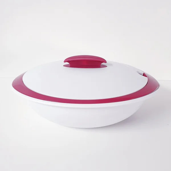 Witte serveerschaal met wit deksel en roze accenten op een witte achtergrond