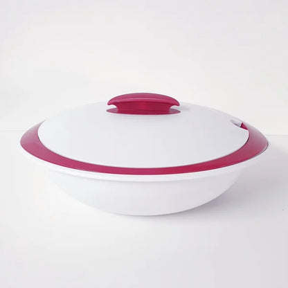 Witte serveerschaal met wit deksel en roze accenten op een witte achtergrond