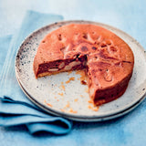 Freshly baked apple cake on a speckled plate, prepared with Tupperware Micro Pro Grill Ring.