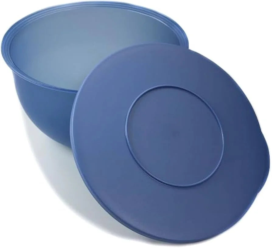Blue plastic mixing bowl with matching lid, ideal for kitchen food storage or meal prep