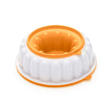 Witte en oranje bundt cakevorm met ronde, gegolfde randen voor perfecte cakes