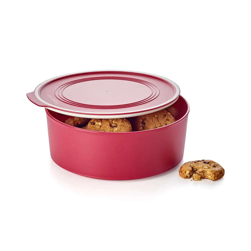 Rode koekjescontainer met deksel, gevuld met chocoladekoekjes, perfect voor keukentools