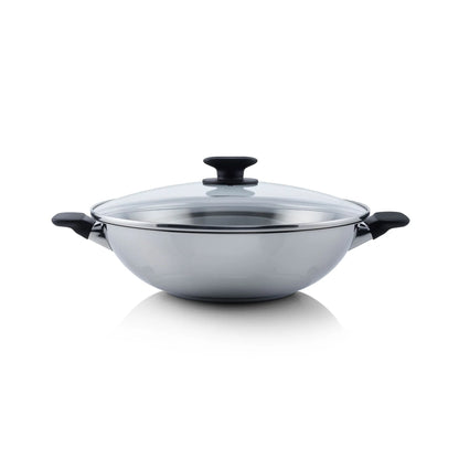 Stalen wok met glazen deksel en zwarte handvatten, ideaal voor culinaire gerechten en gezond koken